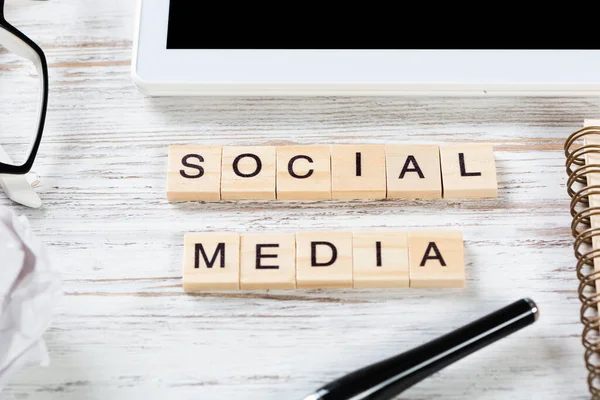 Social Media Konzept Mit Buchstaben Auf Würfel — Stockfoto