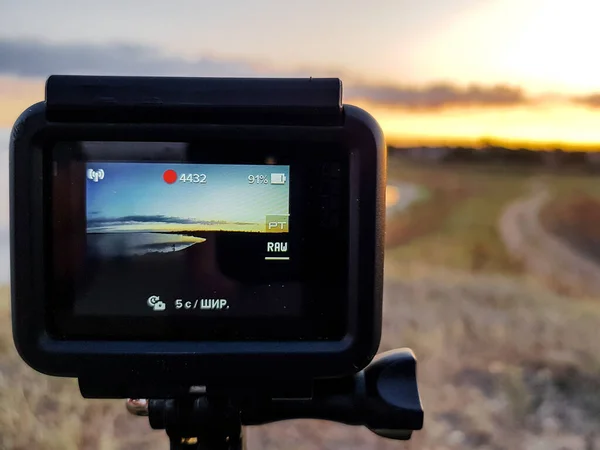 Akční Kamera Která Začátku Podzimu Vystřelí Čas Západu Slunce Louce — Stock fotografie