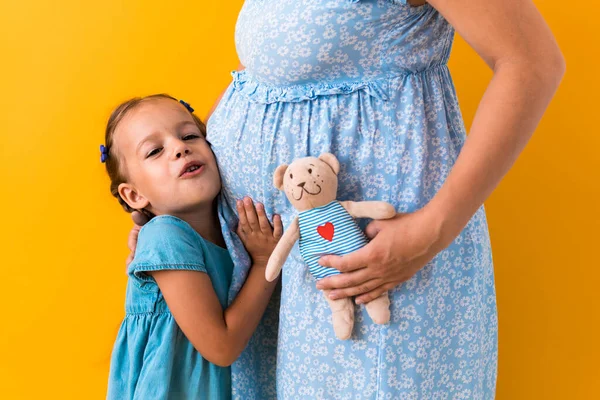 Moederschap Liefde Jeugd Zwangerschap Hete Zomer Bijgesneden Portret Zwanger Onherkenbaar — Stockfoto