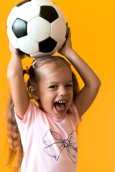 Authentique Mignon Souriant Préscolaire Petite Fille Avec Ballon Football Classique — Photo