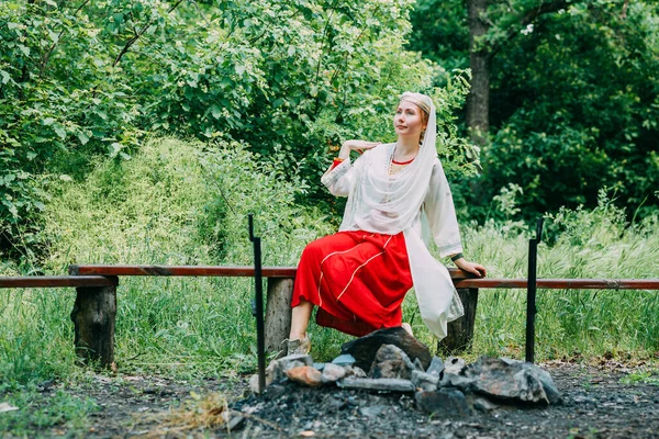 Mujer Feliz Sacerdotisa Pagana Preparado Para Ceremonia Antigua Nuestro Tiempo — Foto de Stock