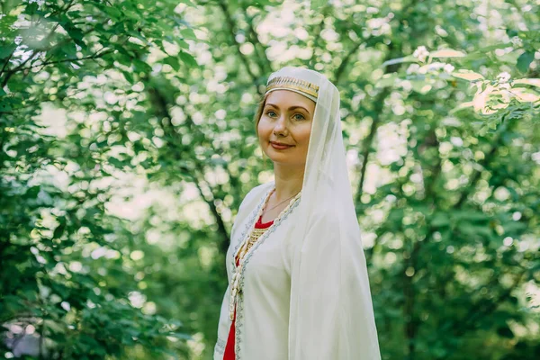 式の準備をした幸せな女性異教の聖職者 昔からの信仰だ 季節や夏 — ストック写真