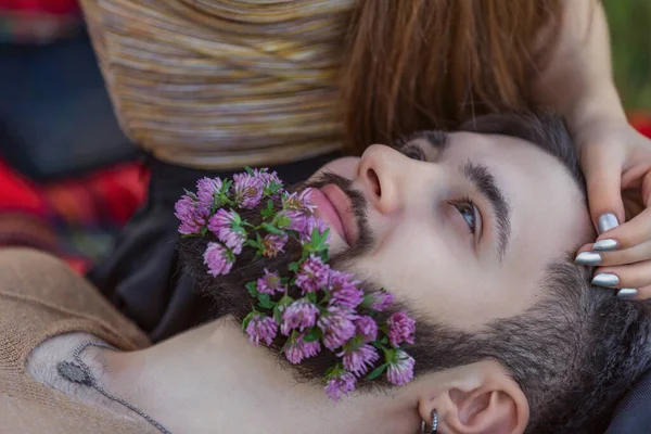 Mężczyzna Kwiatami Brodę — Zdjęcie stockowe