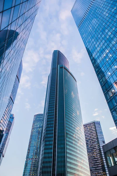 現代の未来的な高層ビルの背景ビュー — ストック写真