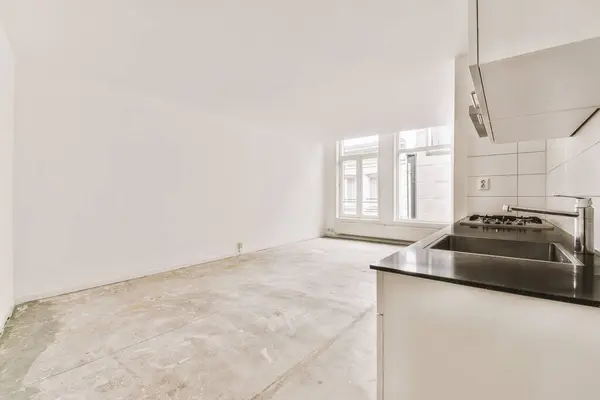 宽敞而空旷的公寓 有一个角落厨房的开放式设计 — 图库照片