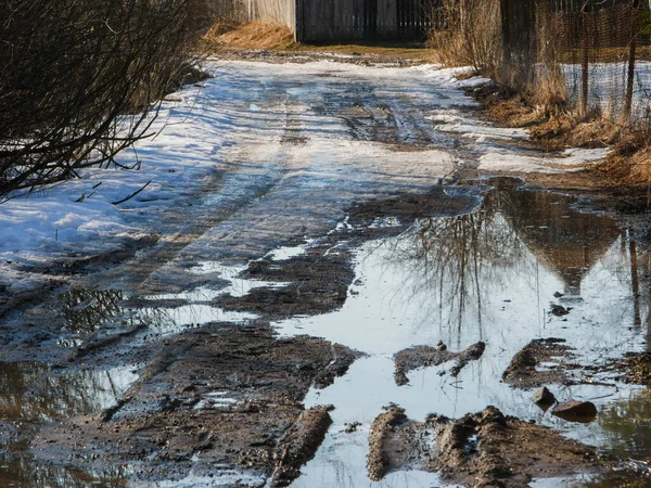 道路上の泥だらけの泥 — ストック写真