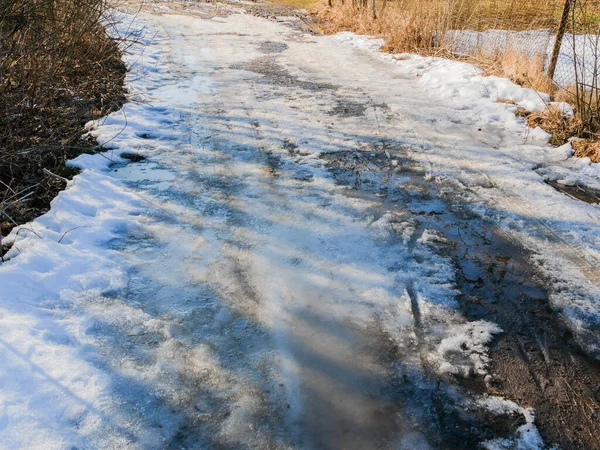 溶かした雪の国の春の道 — ストック写真
