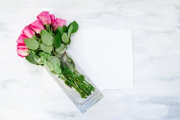 Bouquet Rose Rose Vase Verre Sur Table Blanche — Photo