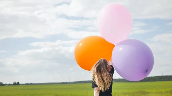 Menina Feliz Com Grandes Balões Multicoloridos Posando Campo — Fotografia de Stock