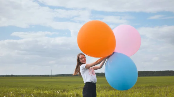 Menina Feliz Com Grandes Balões Multicoloridos Posando Campo — Fotografia de Stock