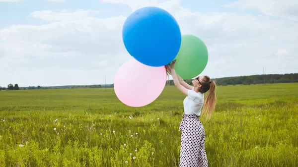 Glückliches Mädchen Mit Großen Bunten Luftballons Posiert Auf Dem Feld — Stockfoto