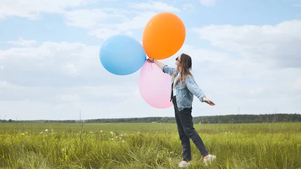 Glückliches Mädchen Mit Großen Bunten Luftballons Posiert Auf Dem Feld — Stockfoto