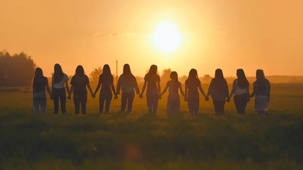 Silhouette Von Freunden Von Mädchen Die Bei Sonnenuntergang Auf Dem — Stockfoto