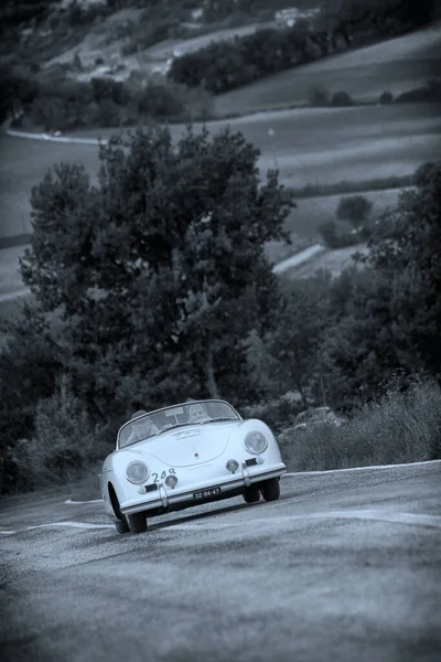 Klasyczny Samochód Porsche Ludźmi Drodze — Zdjęcie stockowe