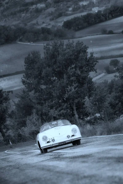 Coche Porsche Clásico Con Gente Carretera —  Fotos de Stock