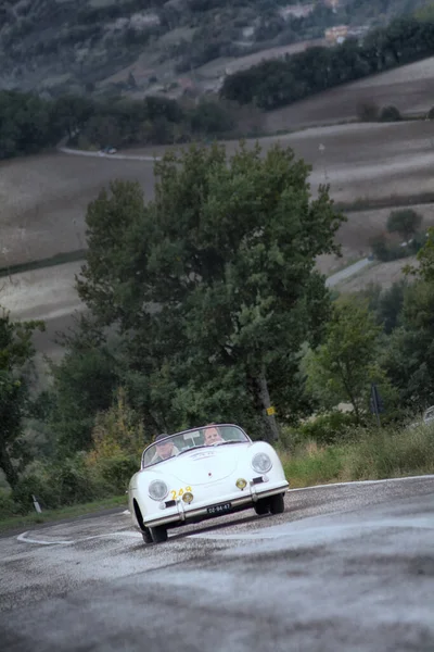 Voiture Porsche Classique Avec Des Gens Sur Route — Photo