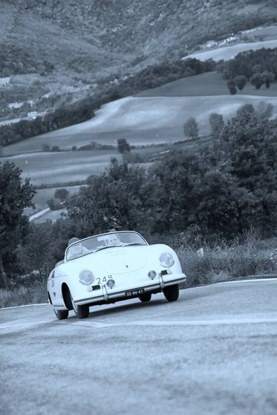 Porsche Oldtimer Mit Menschen Auf Der Straße — Stockfoto