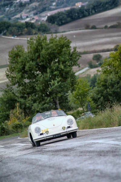 Классический Автомобиль Porsche Людьми Дороге — стоковое фото