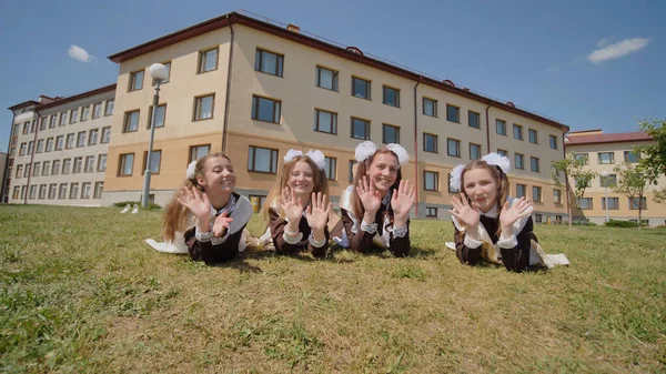 Vier Schoolmeisje Afgestudeerden Liggen Het Gras Tegen Achtergrond Van Hun — Stockfoto