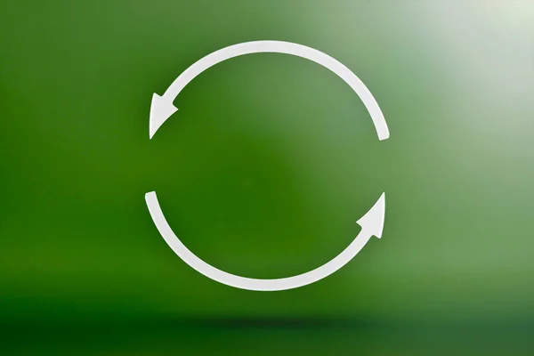 生態系 リサイクルシンボル 白い矢印が円を形成します 緑の背景に3D画像 緑の製品 緑の再生可能エネルギー グラフの上下 — ストック写真