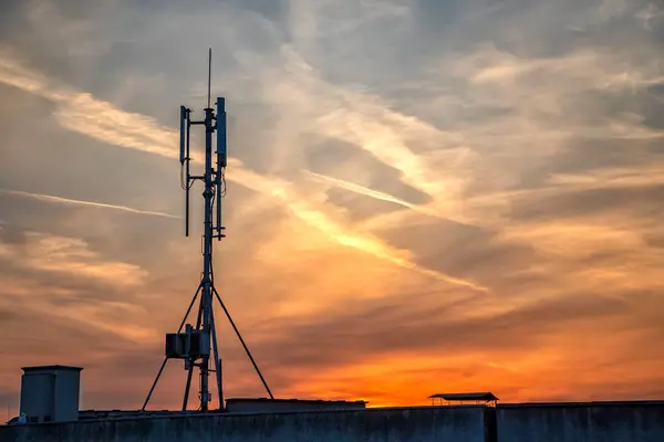 Silueta Transmisores Gsm Edificio Oficinas Azotea Nubes Increíbles — Foto de Stock
