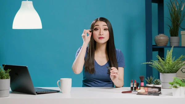 Asiatiskt Innehåll Skapare Med Hjälp Mascara För Makeup Tutorial — Stockfoto