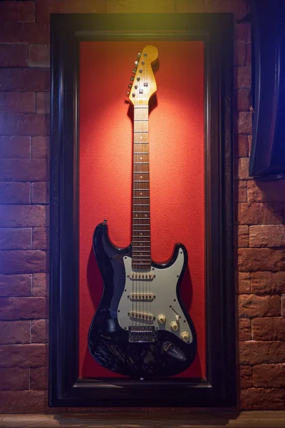 Restoranın Duvarında Elektrik Gitarı Asılı Dekorasyon Için — Stok fotoğraf