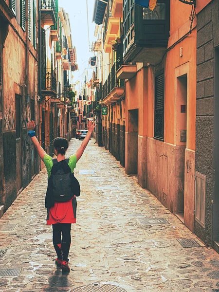 Donna Piedi Dalla Vecchia Strada Nel Vecchio Rimorchio Palma Mallorca — Foto Stock