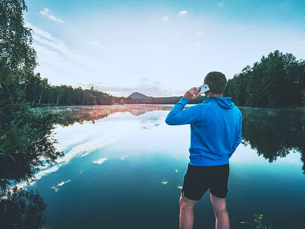 Чоловік Блакитному Светрі Робить Телефонний Дзвінок Озері — стокове фото