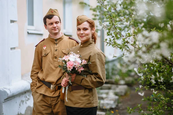 People Soviet Military Uniforms Couple Stands Tree — Stock Photo, Image