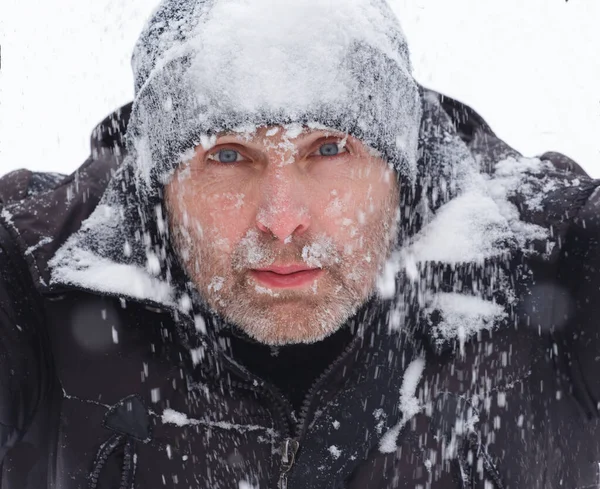 Hombre Frío Sin Afeitar Cubierto Nieve — Foto de Stock