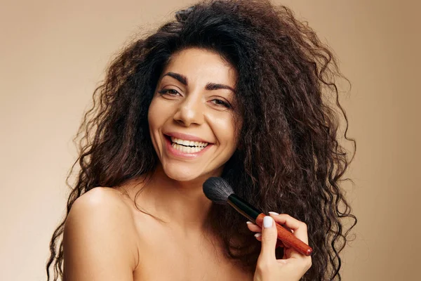 Njöt Leende Bedårande Garvad Sexig Lockigt Latin Makeup Artist Hålla — Stockfoto