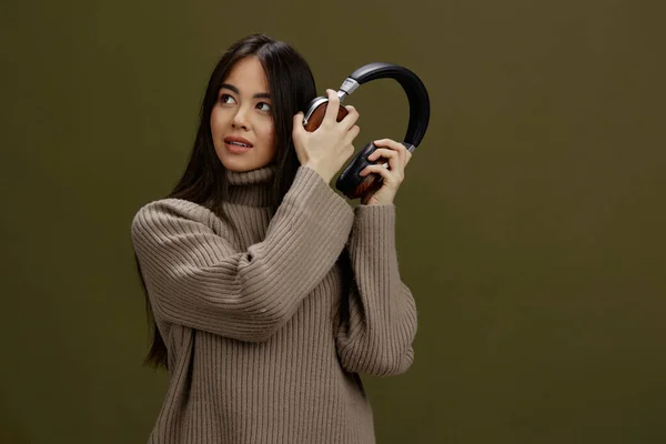 Mujer Retrato Auriculares Escuchando Música Fondo Verde —  Fotos de Stock