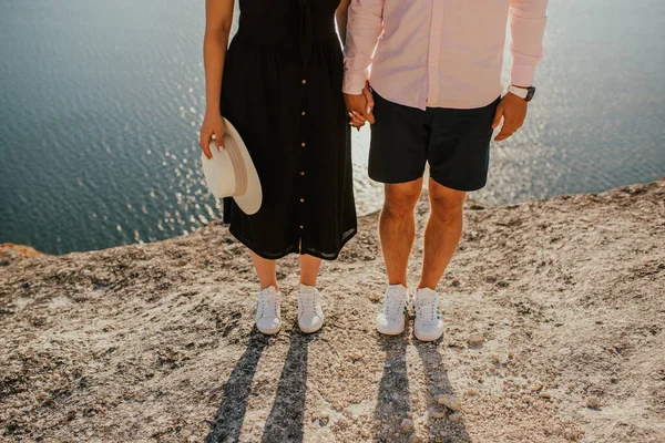 Man Vrouw Benen Witte Sneakers Een Rots Tegen Zee — Stockfoto