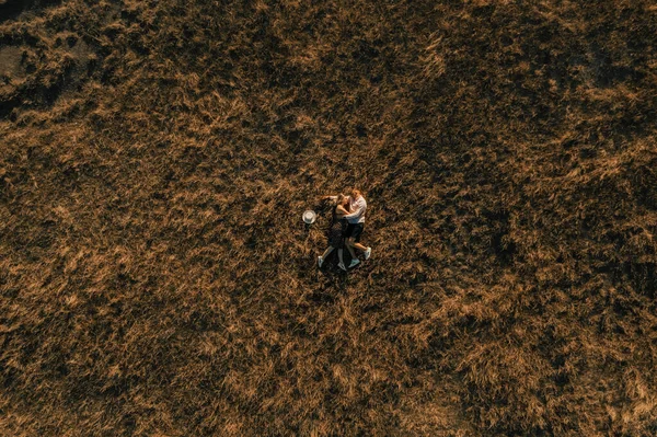 Ett Par Personer Ligger Högt Gräs Vid Solnedgången Utsikt Från — Stockfoto