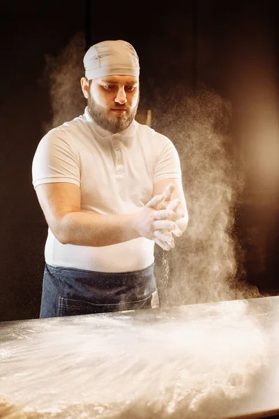 Chef Scattering Flour Table Kneading Dough Clapping Hands — Stock fotografie
