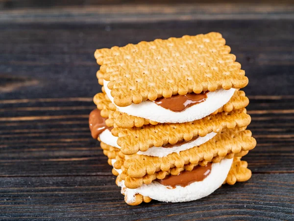 Smores Marshmallow Sandwiches Traditional American Sweet Chocolate Cookies Dark Wooden — Stock Photo, Image