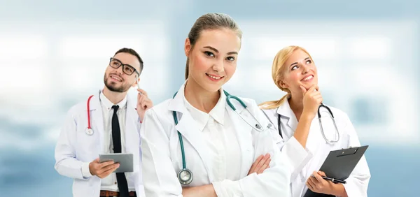 Läkare Som Arbetar Sjukhus Med Andra Läkare — Stockfoto