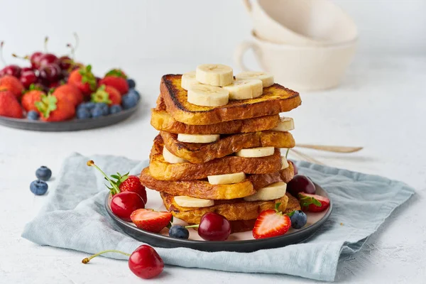 フランスのトーストにベリーとバナナ ブリオッシュの朝食 白い背景 クローズアップ — ストック写真