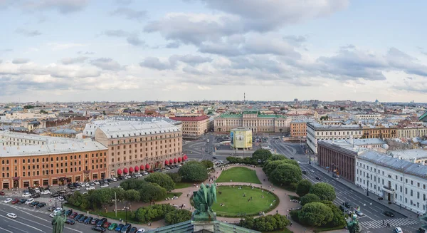 ロシアのサンペテルスブルグ 2021年8月14日 イサク大聖堂やイサキエフスキー ソボールの視点からの街のパノラマ — ストック写真