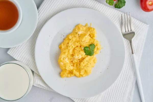 Desayuno Con Huevos Revueltos Fritos Taza Vaso Leche —  Fotos de Stock