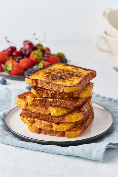 Böğürtlenli Tost Brioche Kahvaltı Beyaz Arka Plan Dikey Yakın Plan — Stok fotoğraf