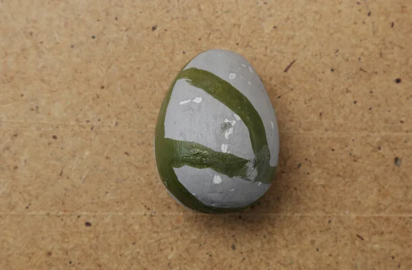 Huevo Piedra Artificial Sobre Una Madera Marrón — Foto de Stock
