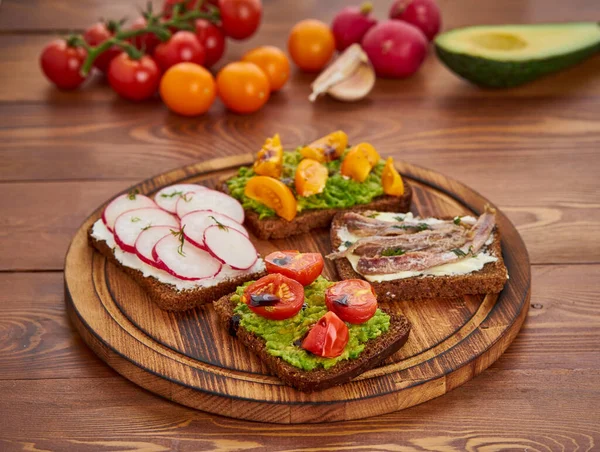 Smorrebrod Geleneksel Danimarka Sandviçleri Balıklı Siyah Çavdar Ekmeği — Stok fotoğraf