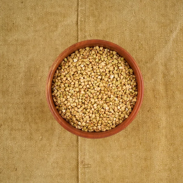 Eski Keten Peçetede Ahşap Kasede Yeşil Karabuğday Glütensiz Kepekli Tahıl — Stok fotoğraf