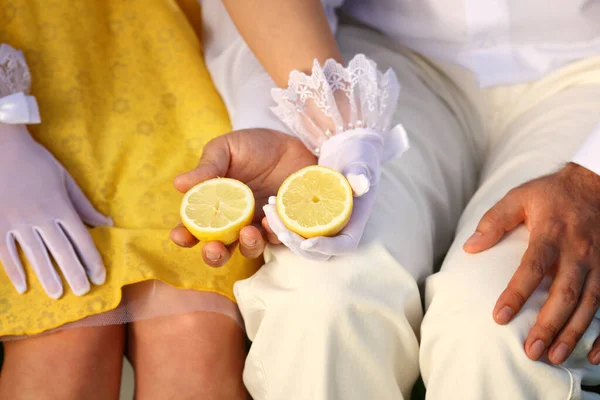 Lemon Hands Close — Stock Photo, Image