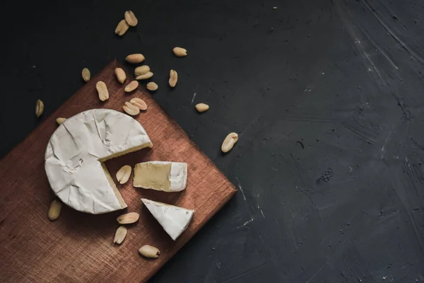 Camembert Queso Con Molde Nueces Sobre Tabla Madera —  Fotos de Stock