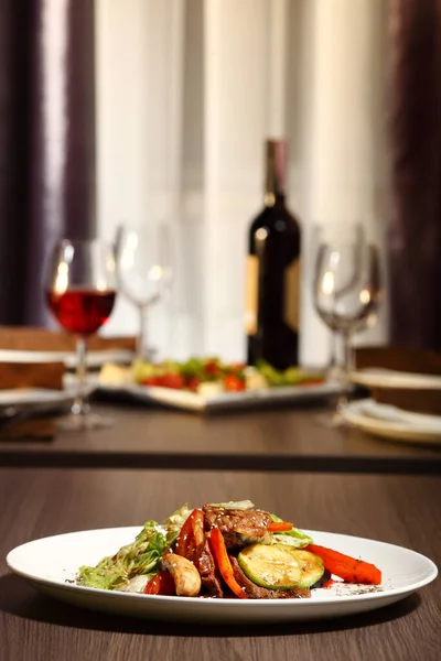 Cena Lusso Servita Sul Tavolo Con Bicchiere Vino Rosso — Foto Stock