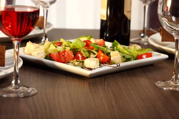 Cena Lusso Servita Sul Tavolo Con Bicchiere Vino — Foto Stock