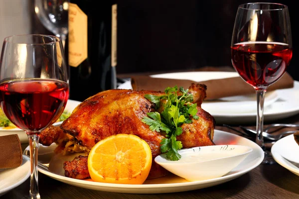 Luxe Diner Geserveerd Tafel Met Een Glas Rode Wijn — Stockfoto